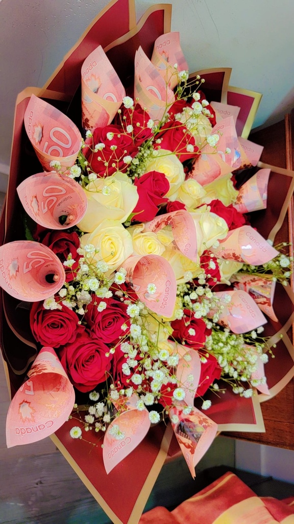 Bouquet de fleurs naturelles — avec billets de banque
